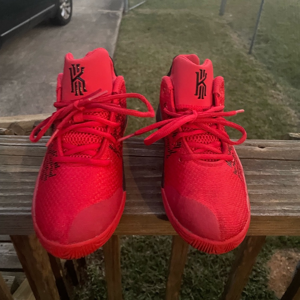 Kyrie flytrap 2 ‘ university red’